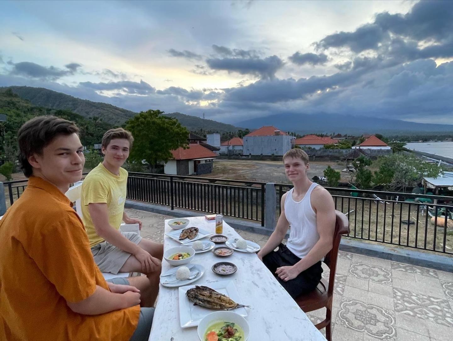 The Bbq Guest House Amed Exterior foto